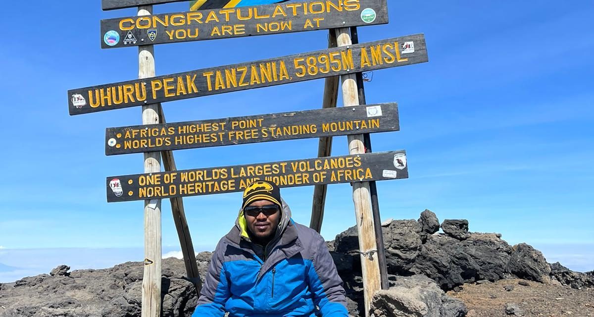 Un gabonais hisse le drapeau vert-jaune-bleu au sommet du Mont KILIMANDJARO, le plus haut d’Afrique