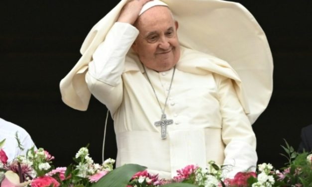 GABON/VATICAN: fronde pacifique contre la décision de mise en berne du drapeau, à la suite du décès du Pape François.